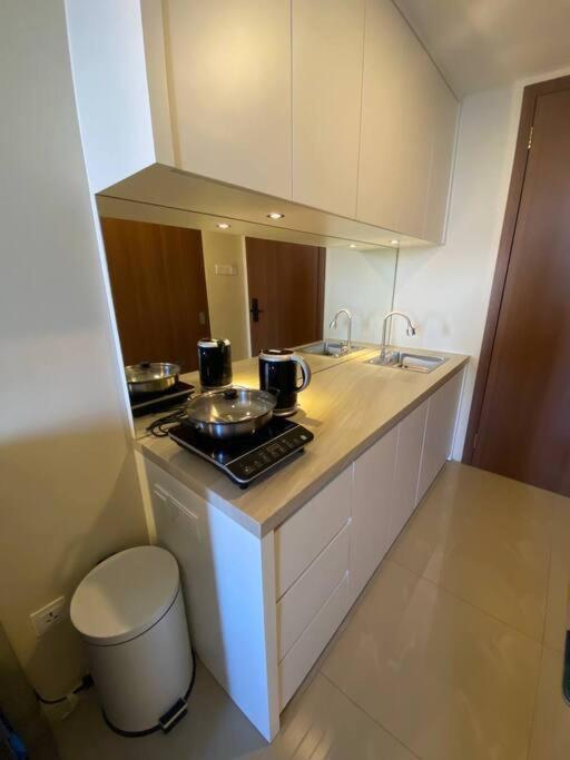 Nagoya Thamrin Apartment High Floor With View Exteriör bild
