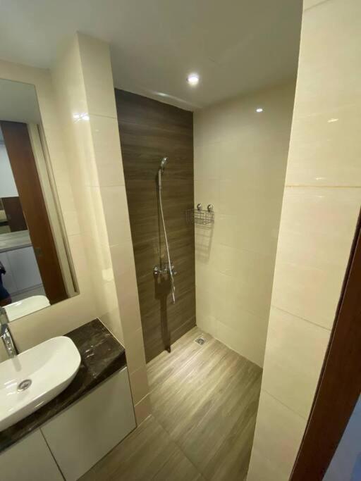 Nagoya Thamrin Apartment High Floor With View Exteriör bild