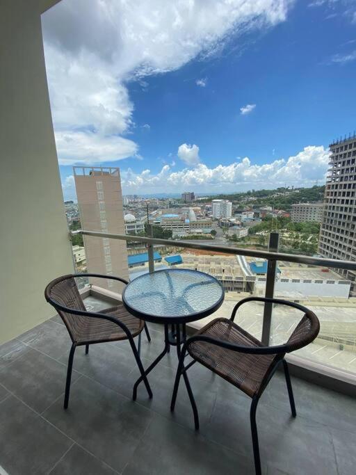 Nagoya Thamrin Apartment High Floor With View Exteriör bild