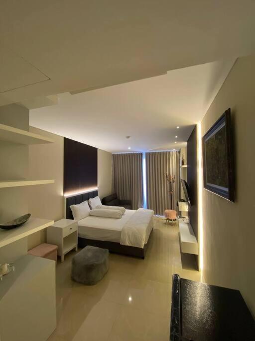 Nagoya Thamrin Apartment High Floor With View Exteriör bild
