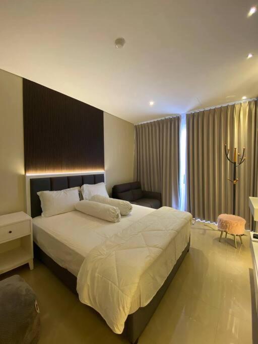 Nagoya Thamrin Apartment High Floor With View Exteriör bild