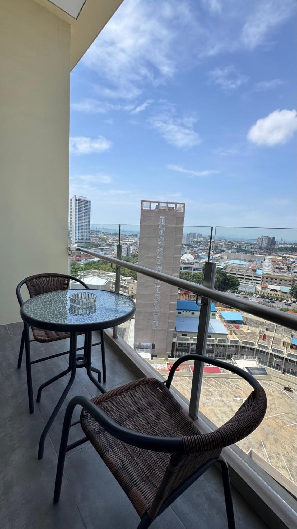 Nagoya Thamrin Apartment High Floor With View Exteriör bild