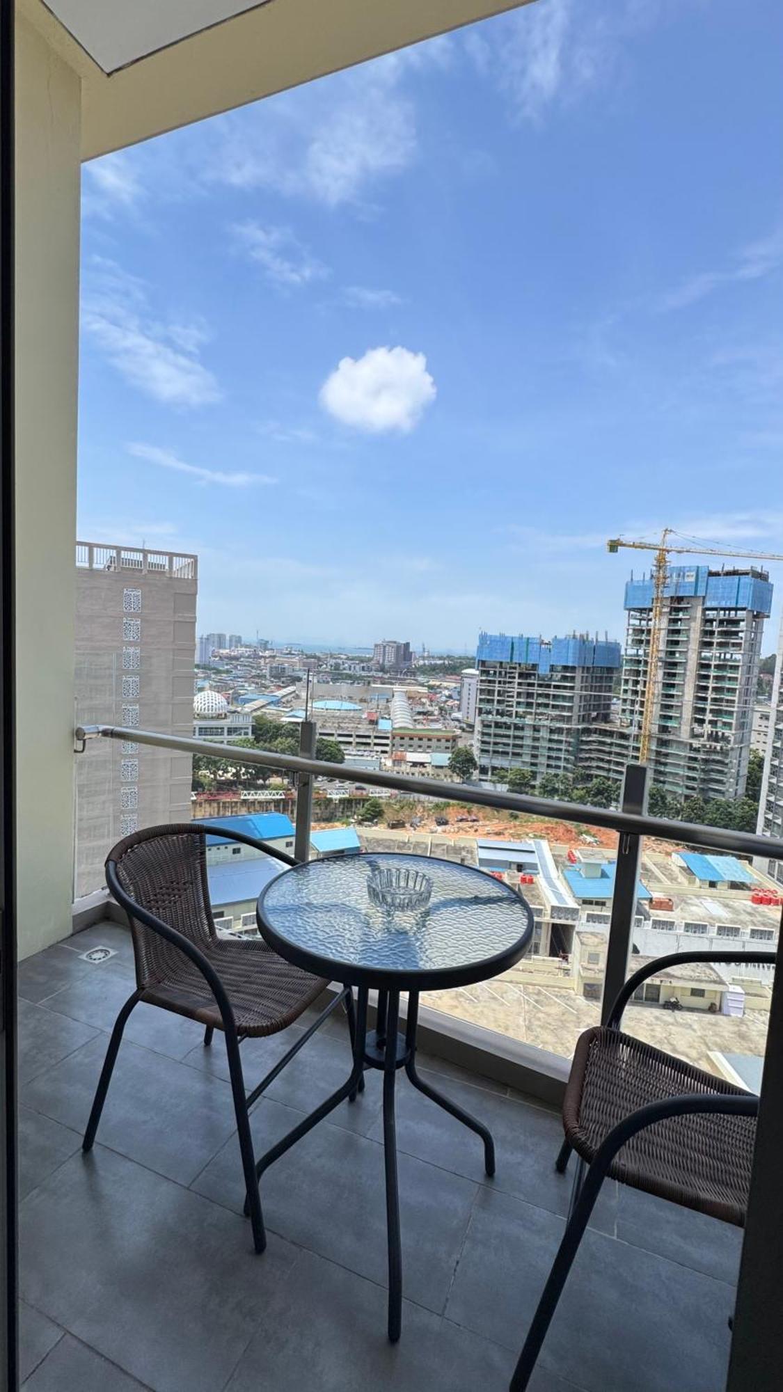 Nagoya Thamrin Apartment High Floor With View Exteriör bild